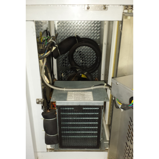 Accès au groupe par porte avec serrure - desserte réfrigérée -2ºC/+8ºC ventilée GN2100TN