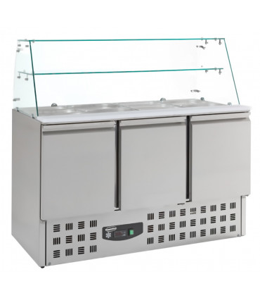 Saladette réfrigérée 3 portes dessus 4xGN1/1 avec pare-haleine en verre + étagère verre + plan de découpe Saladette réfrigérée 3 portes dessus 4xGN1/1 avec pare-haleine en verre + étagère verre + plan de découpe