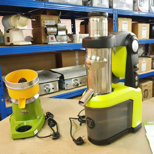 Extracteur de jus professionnel Nutrisantos N°65 à droite au Show-Room StockResto et Santos 11 à gauche