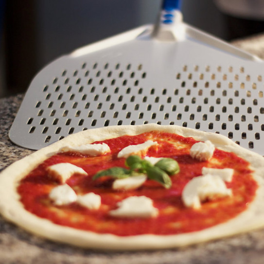 Pelle à pizza pizza napoletana rectangulaire perforée, 330x330 mm, l=1860  mm - Virtus group - Les indispensables des accessoires de pizza - référence  Z/GANAP32RF - Stock-Direct CHR