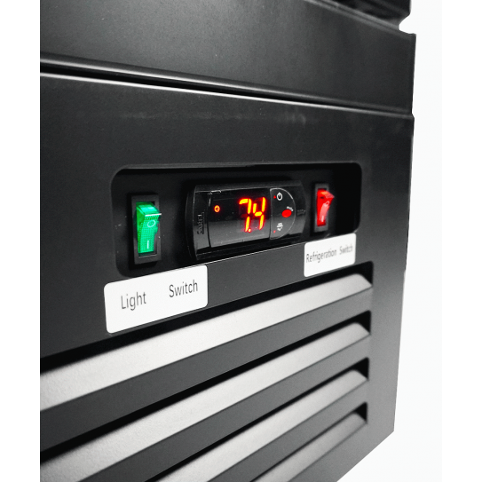 Détail thermostat Carel Vitrine froide murale 188cm 3 portes vitrées sur roulettes, noire CEB-1600R BL - 7526.0110 Combisteel