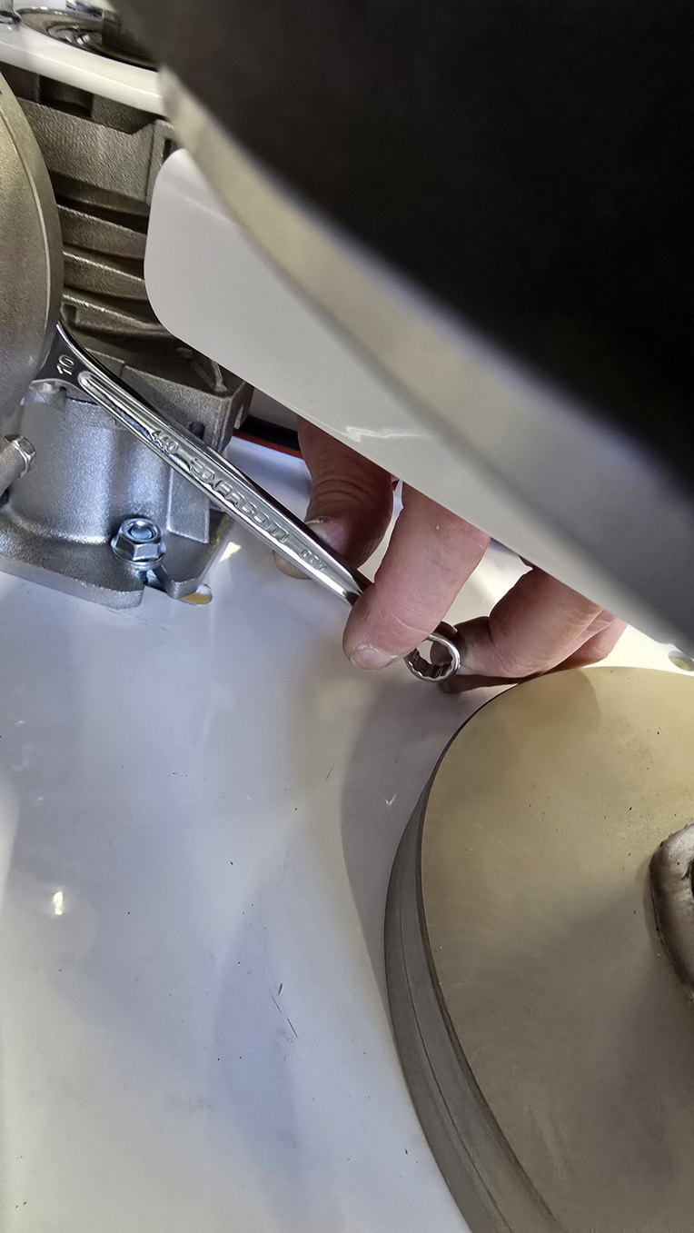 Serrer modérément le boulon / Avvitare moderamento il bullone